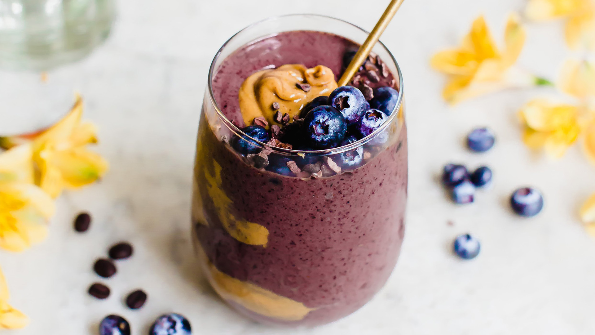 Smoothie ya blueberry na karanga | Jarida la Mapishi