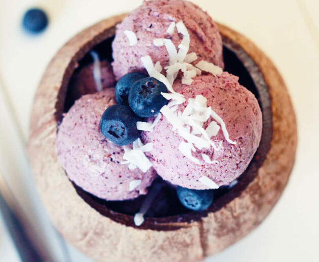 Ice cream ya blueberry na nazi | Jarida la Mapishi