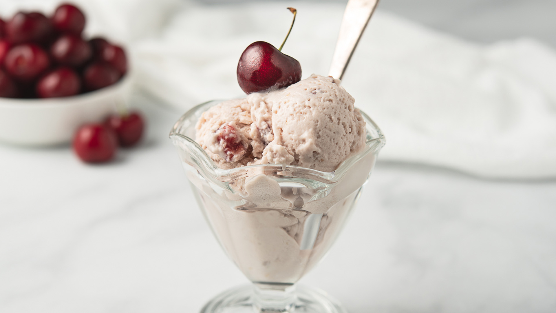 Ice cream ya cherry | Jarida la Mapishi