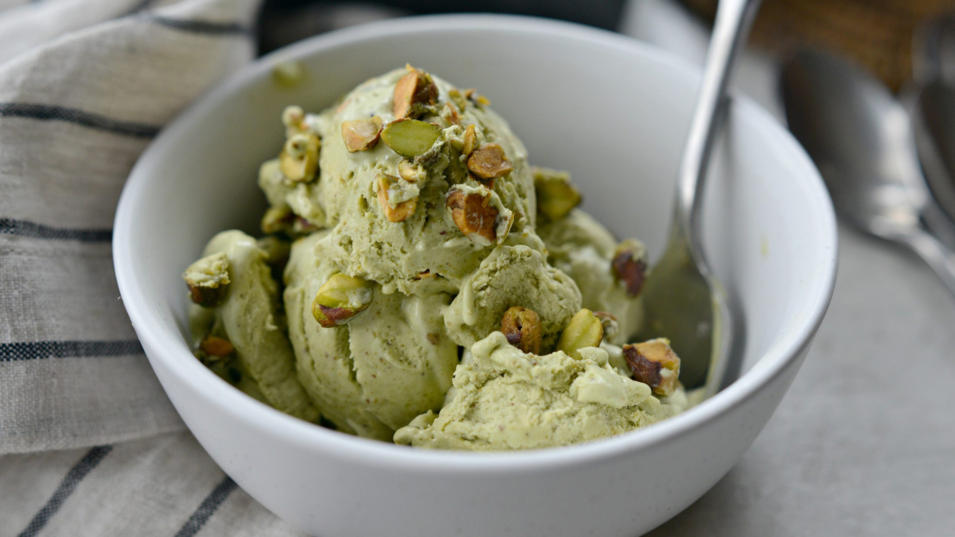 Ice cream ya pistachio | Jarida la Mapishi