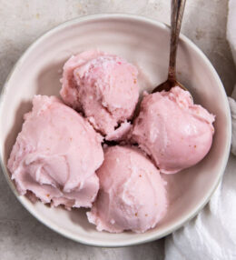 Ice cream ya strawberry na mrehani