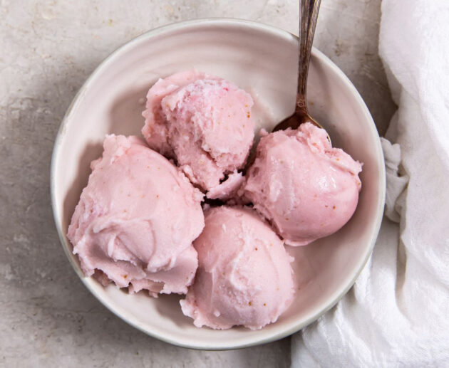 Ice cream ya strawberry na mrehani | Jarida la Mapishi