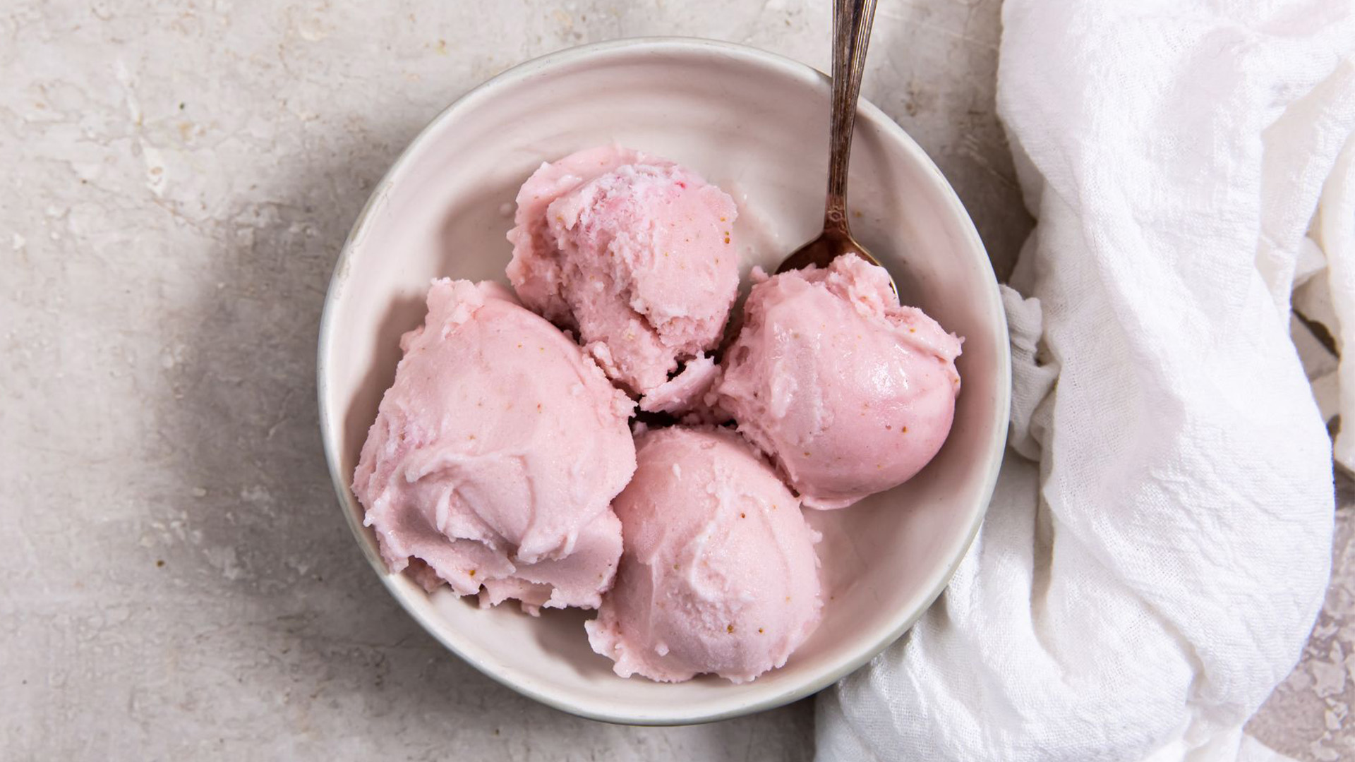 Ice cream ya strawberry na mrehani | Jarida la Mapishi